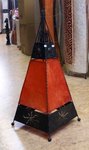 lampe pyramide en fer et toile