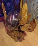Grande porte plante en verre moulé sur racine de teck