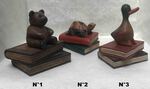 Statuette animaux en bois sur un livre