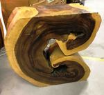 Table dans une souche de bois de teck