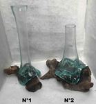 Grand porte plante en verre moulé sur une racine bois de teck