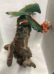 Grande statue de dragon les ailes déployées sur racine de teck