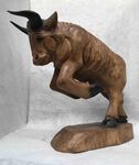 Statue de taureau en bois