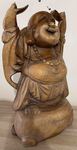 Statue de Bouddha rieur debout sur sac d'argent en bois