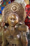 grande statue de femme sculpté en bois