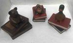 Statuette animaux en bois sur un livre