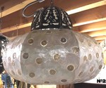 Lustre à suspendre en fibre et tôle ciselé