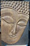 Cadre sculpté et peint d'une tête de Bouddha sur panneau