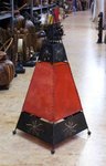 grande lampe pyramide en fer et toile à poser