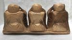 All&eacute;gorie des 3 singes par des statues de Bouddha en bois sculpt&eacute;