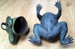 Statue d'une tête de bélier ou de grenouille en bronze moulé et peint