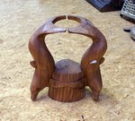 dauphins porte bouteille en bois est une deco originale. artisant indonesie