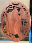 Cadre ovale en bois sculpt&eacute; d'un Bouddha rieur