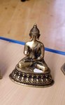 statuette de bouddha assis en bronze moul&eacute;
