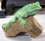 grande sculpture de grenouille en p&acirc;te de bois sur un tronc de bois de teck