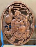 Cadre ovale en bois sculpt&eacute; d'un Bouddha rieur
