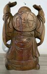 Petite statue de Bouddha rieur sur sac d'argent en bois