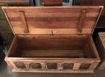 Coffre ou malle de rangement en bois décoré de bouddha en laiton