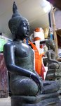 grande statue de Bouddha assis en prière en bronze