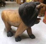 Grande statue de lion rugissant en bois