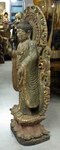 BOUDDHA en bois au centre d'une mandorle debout sur une fleur de lotus.