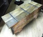 Petit coffre ou malle de rangement en bois sculpté