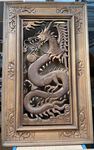 Grand cadre en bois sculpté d'un dragon