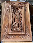 Cadre en bois sculpté d'un Bouddha debout