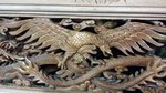 grand cadre dragon combatant un aigle