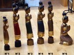petite statue de sawadee en pri&egrave;re en bois dor&eacute;