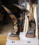 grande corne de buffle sculptée et peinte
